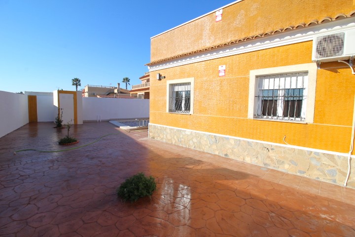 Villa till salu i El Chaparral (Torrevieja)