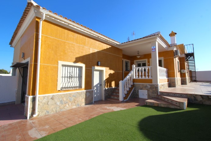Villa myynnissä El Chaparral (Torrevieja)