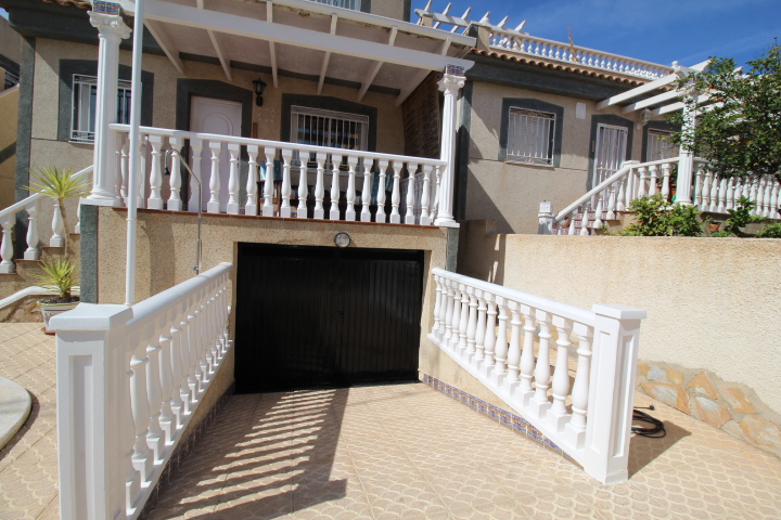 Villa individuelle avec grand garage à vendre à El Galan