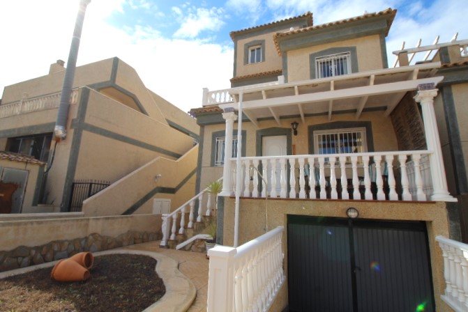 Villa individuelle avec grand garage à vendre à El Galan