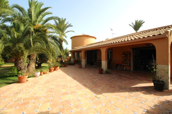 South facing villa in San Luis