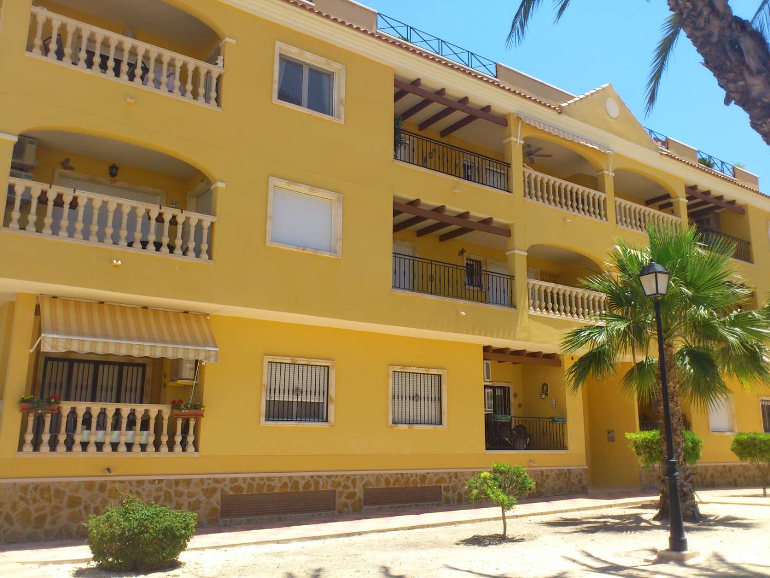 Appartement meublé au rez-de-chaussée avec 2 chambres