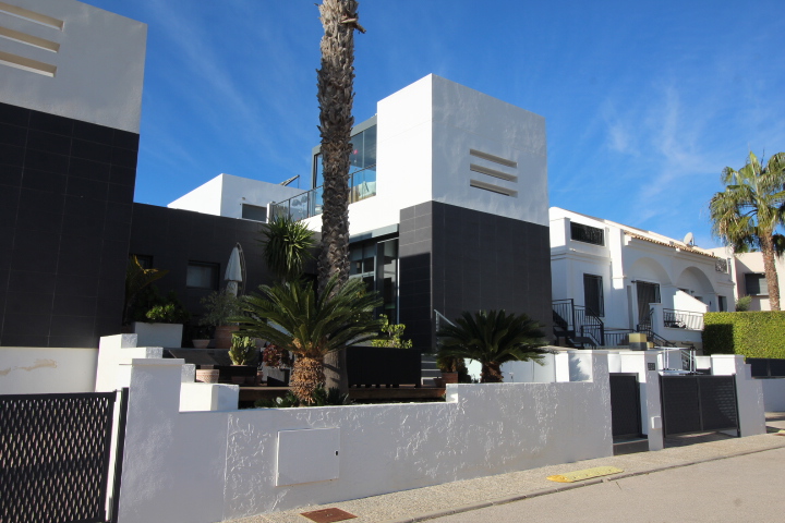 Exclusiva casa adosada en Lomas de Campoamor