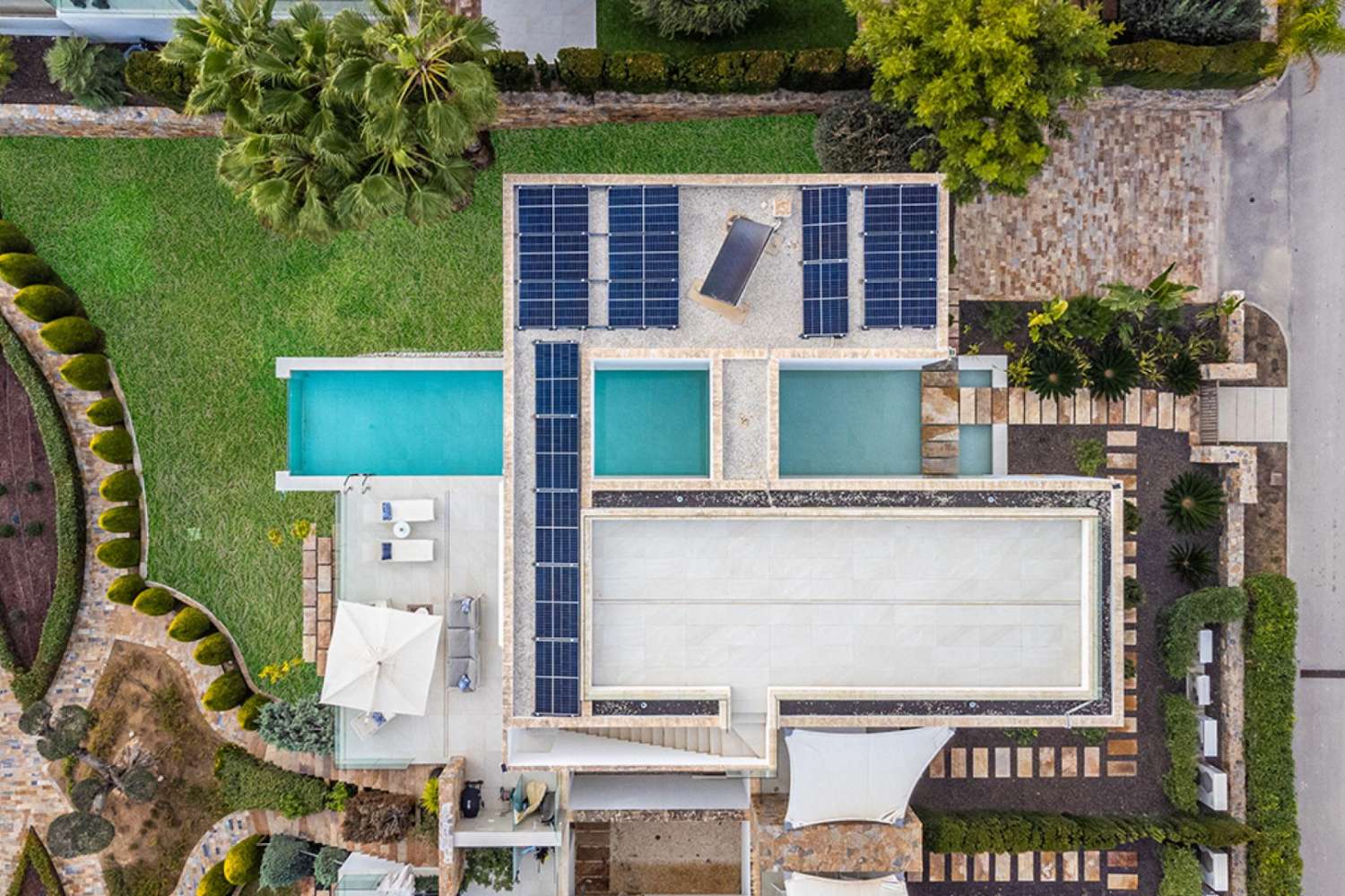 Exclusiva villa de lujo situada en el prestigioso club de golf Las Colinas Golf Country Club.