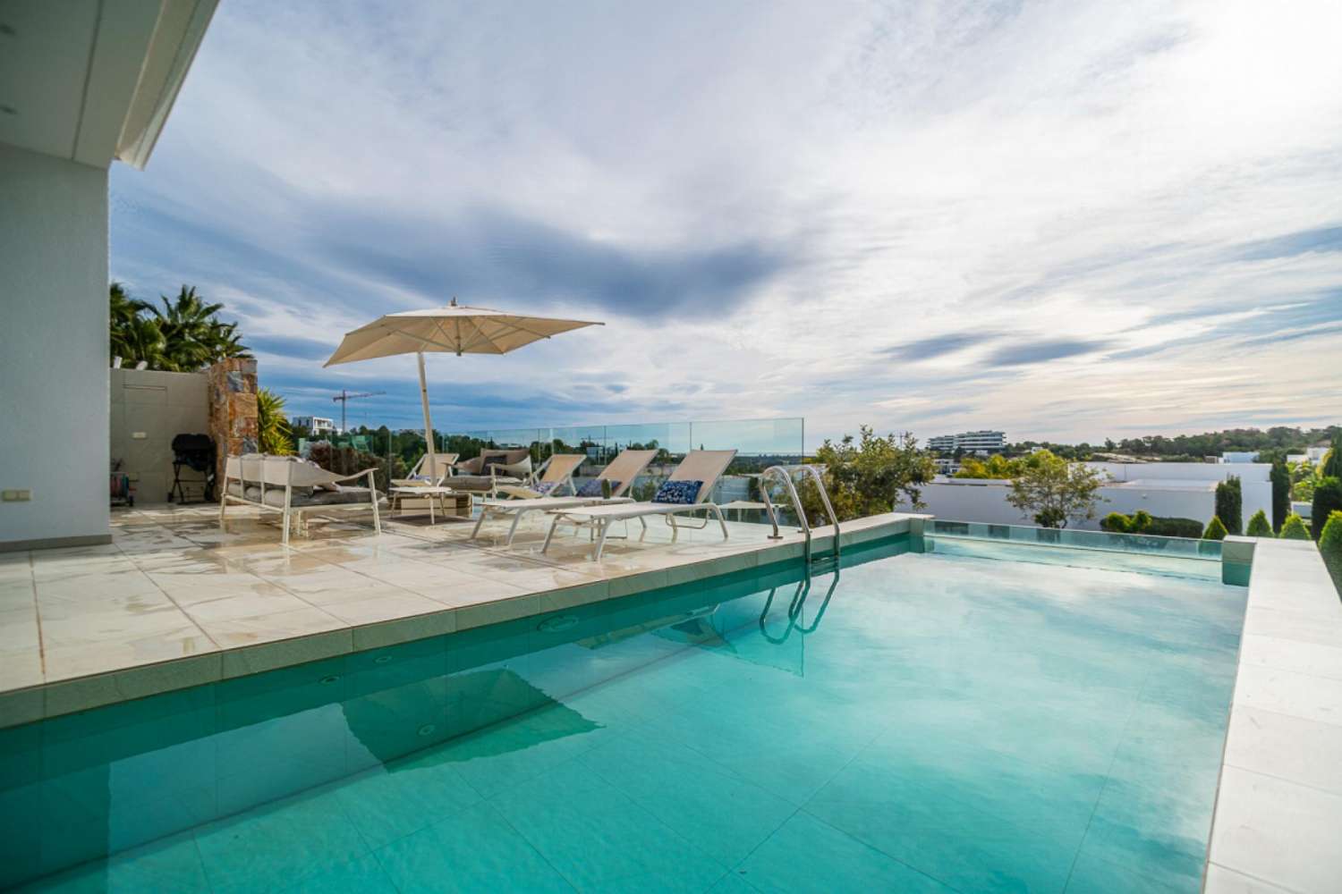 Exclusiva villa de lujo situada en el prestigioso club de golf Las Colinas Golf Country Club.