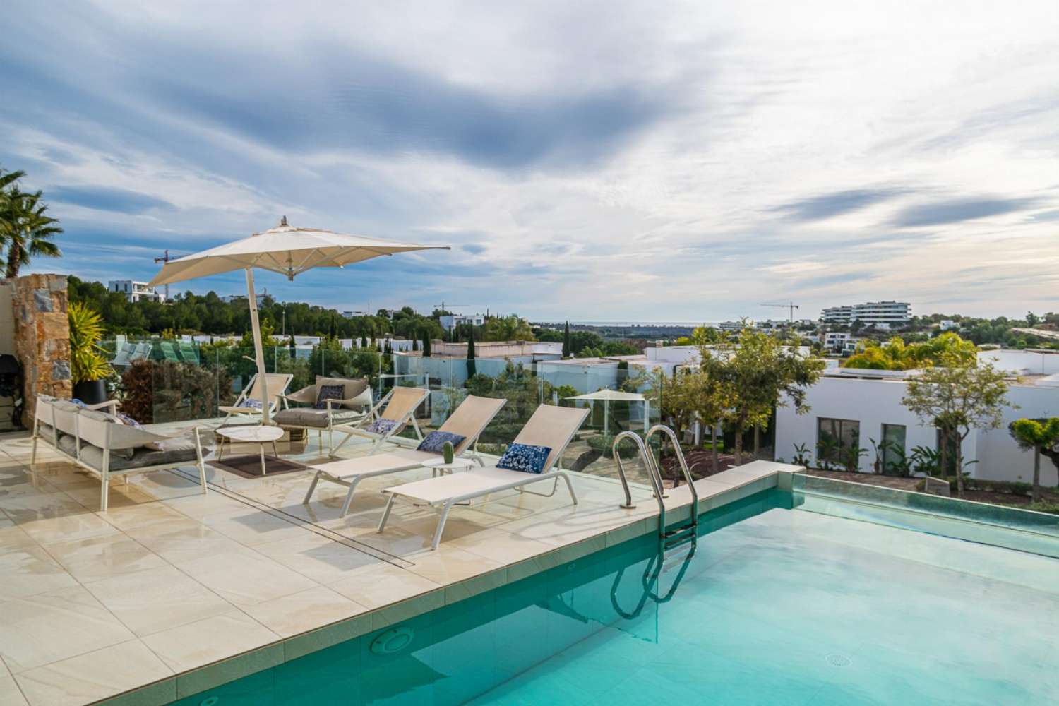 Exclusiva villa de lujo situada en el prestigioso club de golf Las Colinas Golf Country Club.