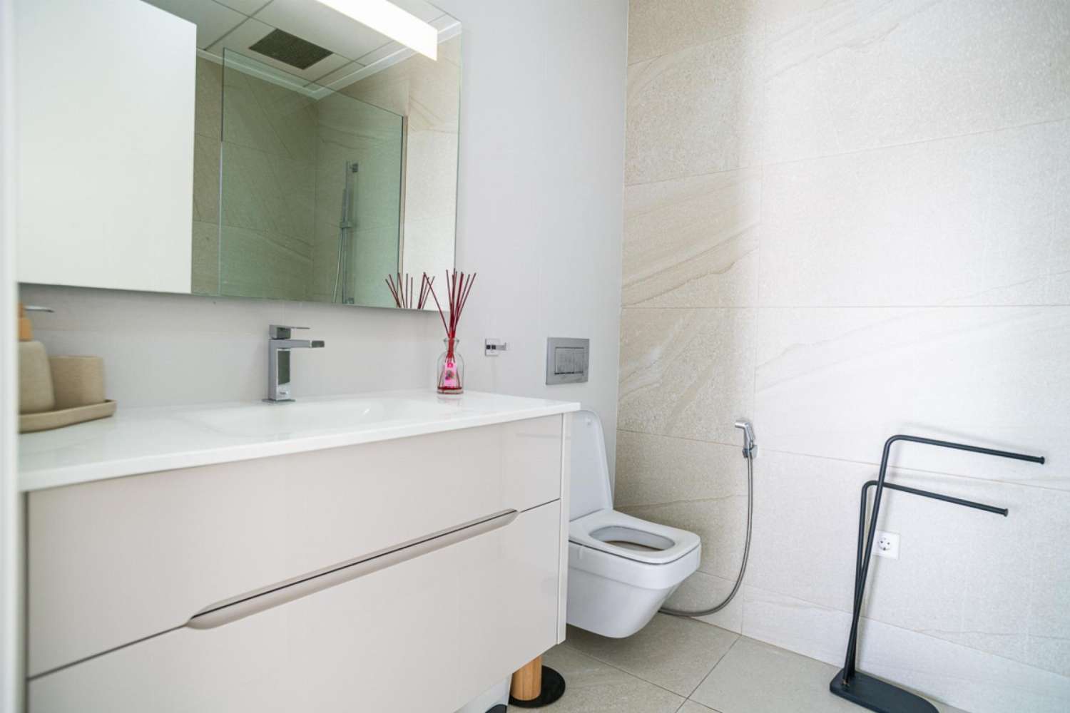 Exclusiva villa de lujo situada en el prestigioso club de golf Las Colinas Golf Country Club.