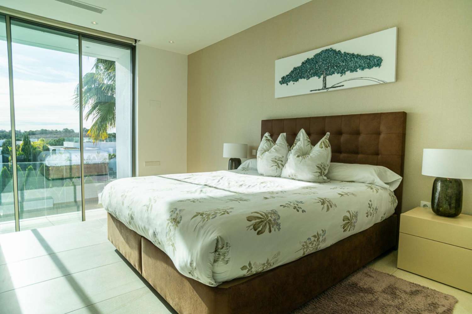 Exclusiva villa de lujo situada en el prestigioso club de golf Las Colinas Golf Country Club.