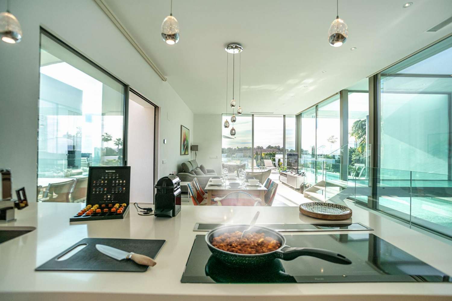 Exclusiva villa de lujo situada en el prestigioso club de golf Las Colinas Golf Country Club.