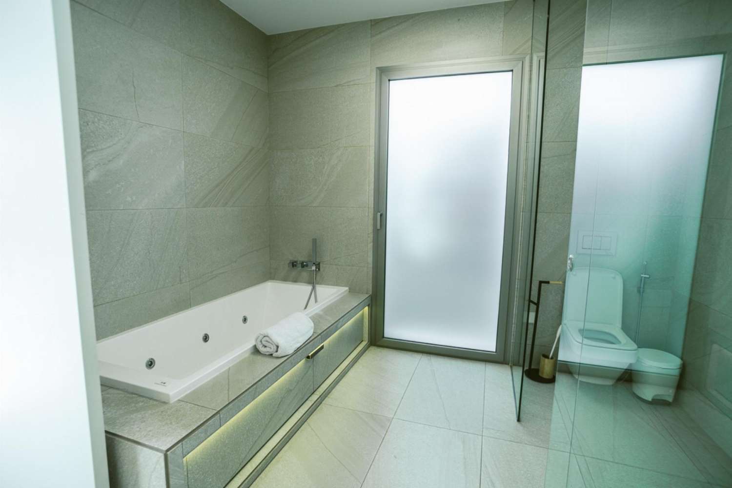 Exclusiva villa de lujo situada en el prestigioso club de golf Las Colinas Golf Country Club.