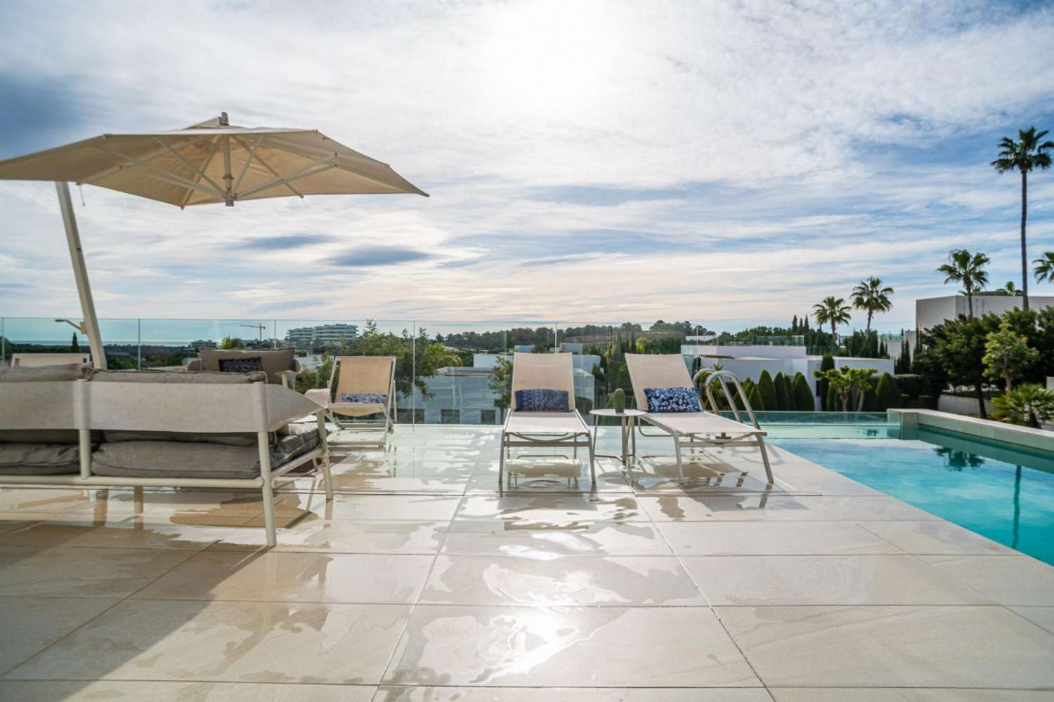 Exclusiva villa de lujo situada en el prestigioso club de golf Las Colinas Golf Country Club.