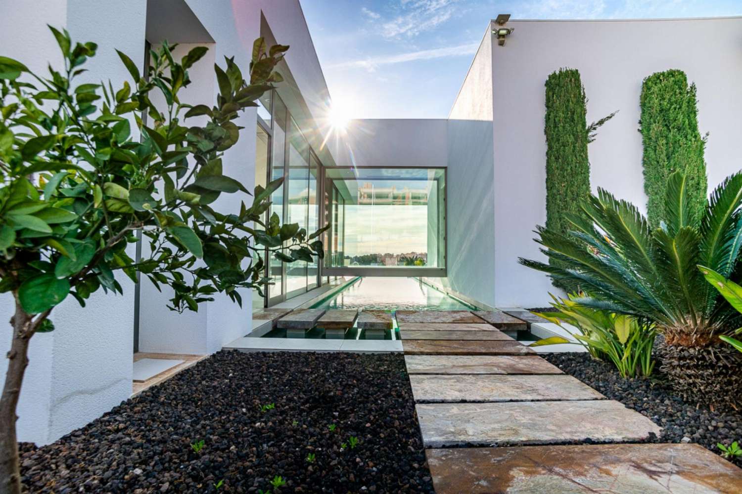 Exclusiva villa de lujo situada en el prestigioso club de golf Las Colinas Golf Country Club.