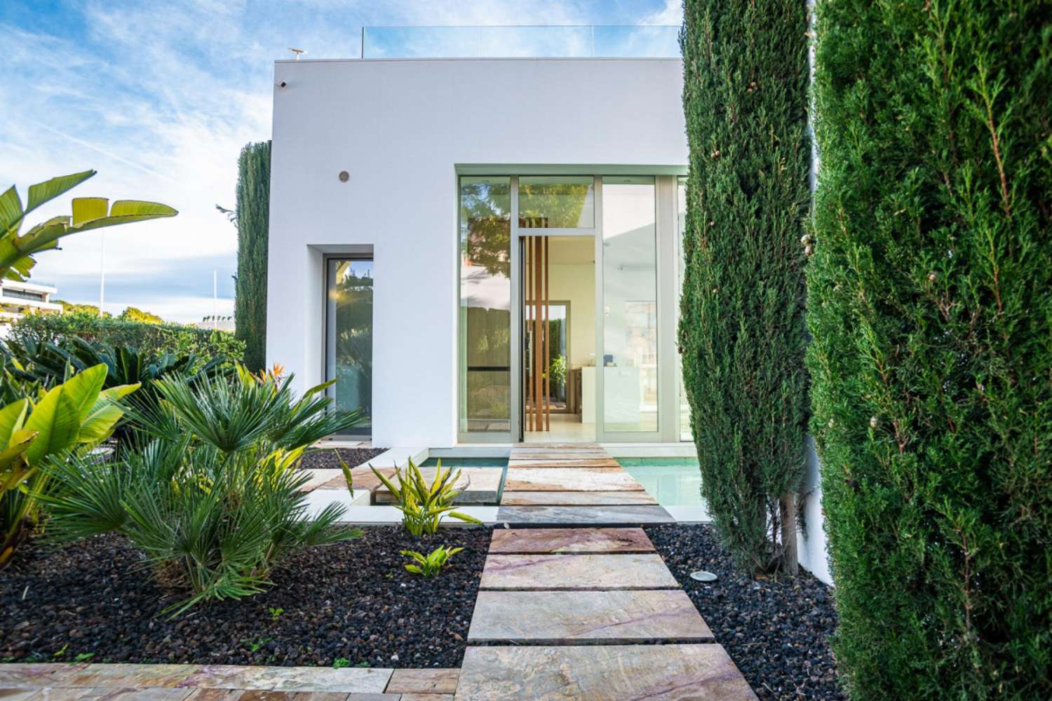 Exclusiva villa de lujo situada en el prestigioso club de golf Las Colinas Golf Country Club.