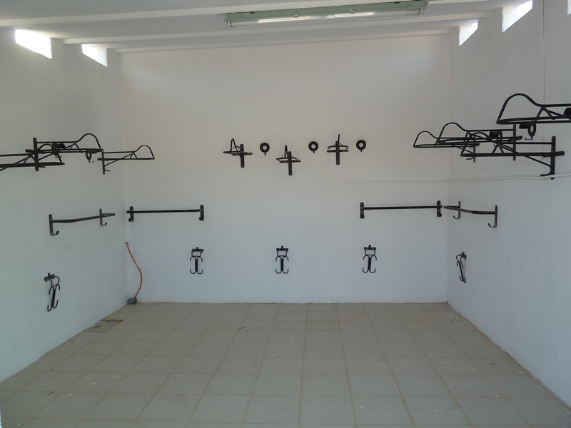 Finca rústica con gran parcela y 12 establos para caballos en San Miguel de Salinas