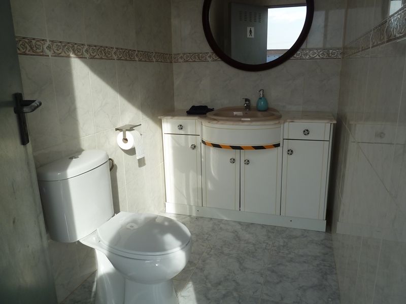 Finca rústica con gran parcela y 12 establos para caballos en San Miguel de Salinas