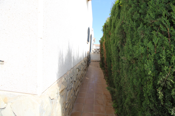 Villa en Villas-Marinas Torrevieja a 200 metros de la playa.