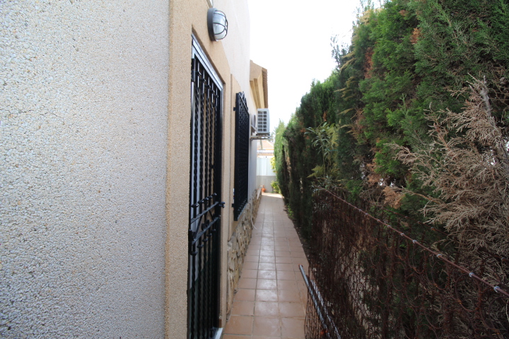 Villa en Villas-Marinas Torrevieja a 200 metros de la playa.