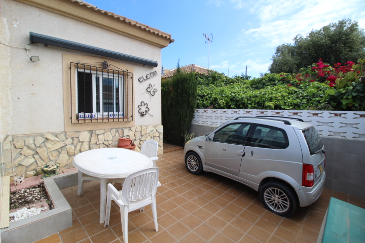 Villa en Villas-Marinas Torrevieja a 200 metros de la playa.