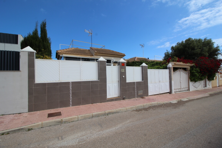 Villa en Villas-Marinas Torrevieja a 200 metros de la playa.