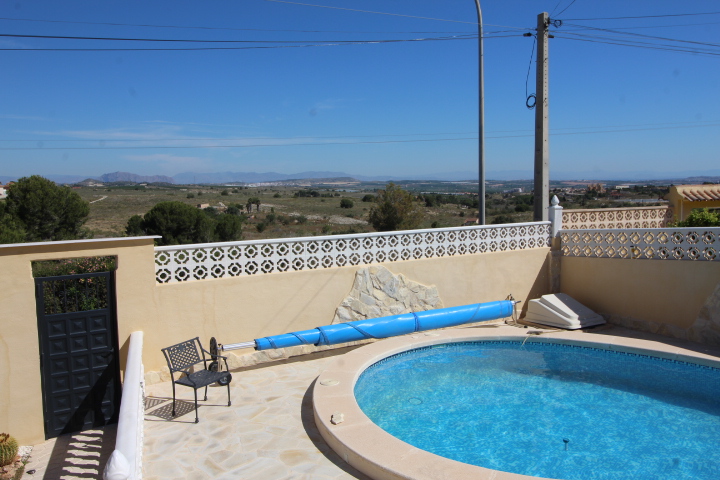 Chalet independiente con piscina privada en Ciudad de las Comunicaciones