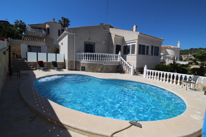 Chalet independiente con piscina privada en Ciudad de las Comunicaciones