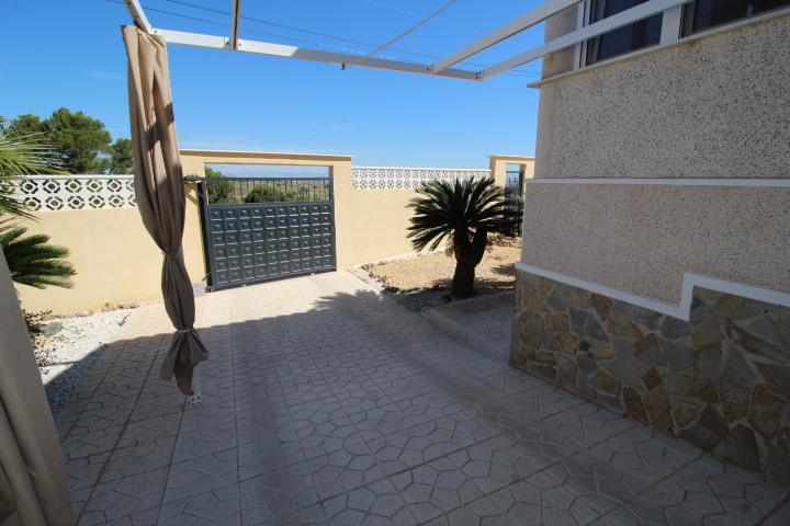 Chalet independiente con piscina privada en Ciudad de las Comunicaciones