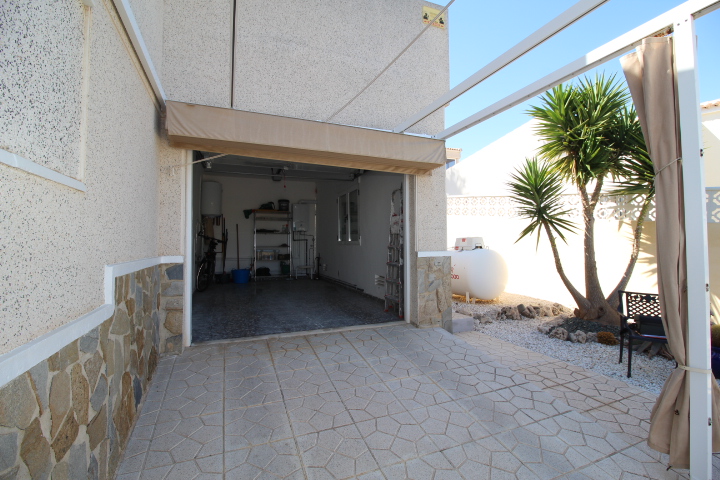 Chalet independiente con piscina privada en Ciudad de las Comunicaciones