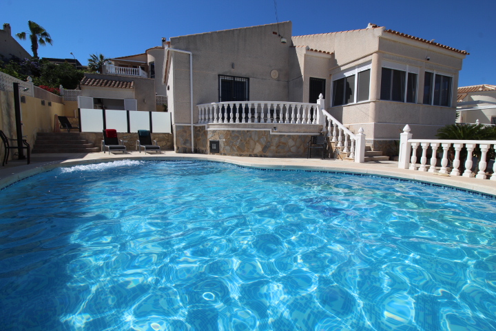 Chalet independiente con piscina privada en Ciudad de las Comunicaciones