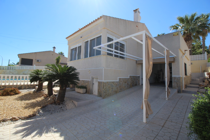 Chalet independiente con piscina privada en Ciudad de las Comunicaciones