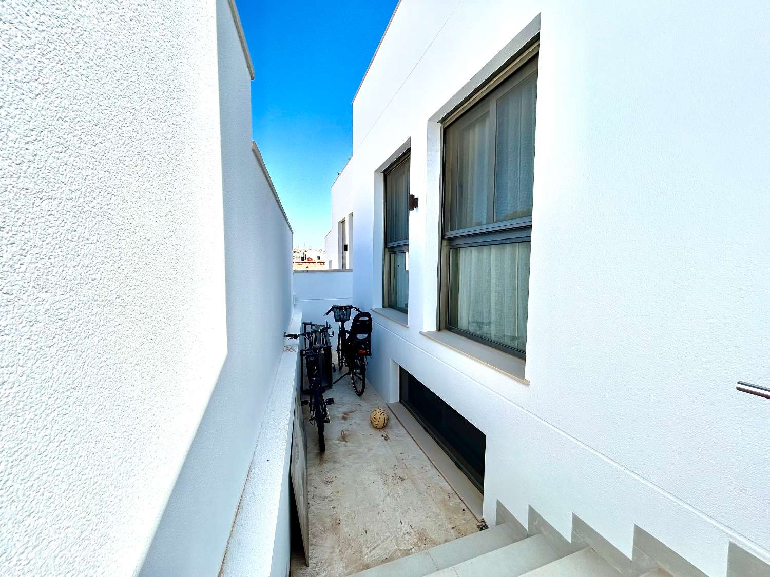 Villa de 4 dormitorios en venta en San Miguel de Salinas