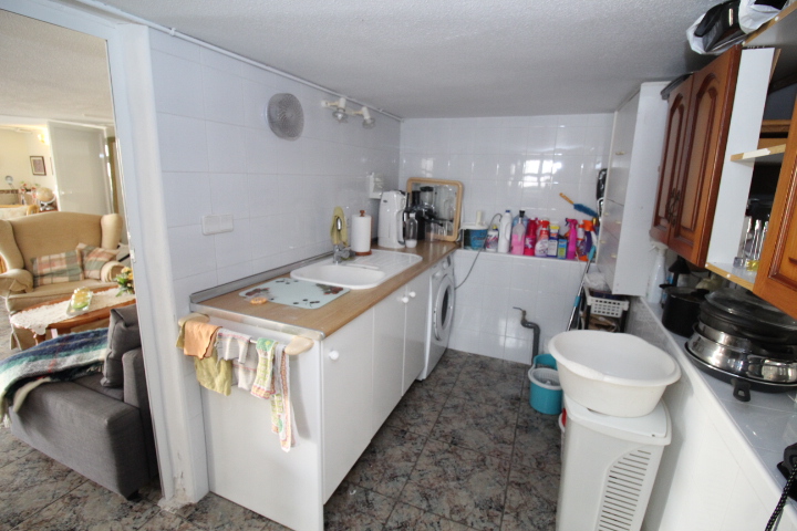 Chalet independiente en Villamartin-El Presidente con piscina privada, apartamento independiente y aparcamiento privado.