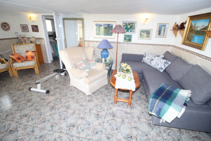 Chalet independiente en Villamartin-El Presidente con piscina privada, apartamento independiente y aparcamiento privado.