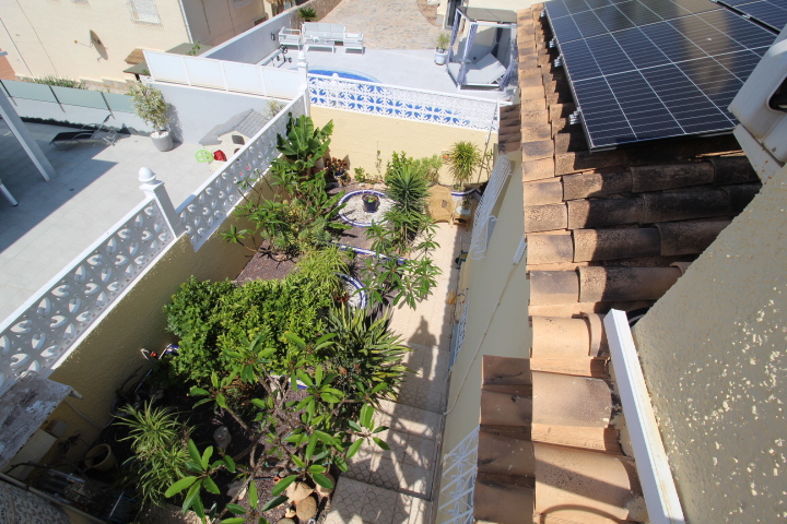 Chalet independiente en Villamartin-El Presidente con piscina privada, apartamento independiente y aparcamiento privado.