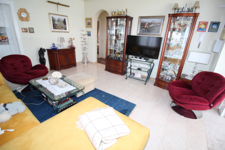Chalet independiente en Villamartin-El Presidente con piscina privada, apartamento independiente y aparcamiento privado.