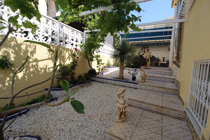Chalet independiente en Villamartin-El Presidente con piscina privada, apartamento independiente y aparcamiento privado.