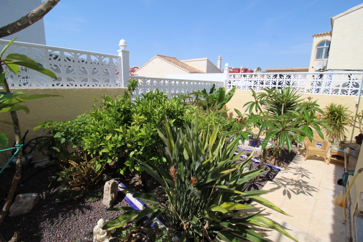 Chalet independiente en Villamartin-El Presidente con piscina privada, apartamento independiente y aparcamiento privado.