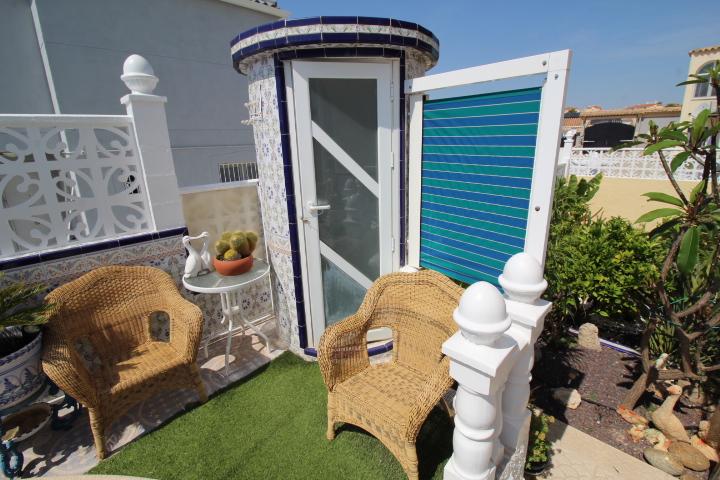 Chalet independiente en Villamartin-El Presidente con piscina privada, apartamento independiente y aparcamiento privado.