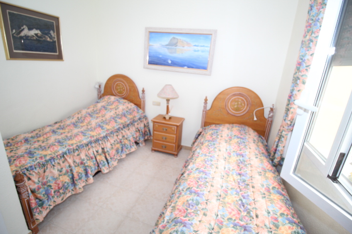 Chalet independiente en Villamartin-El Presidente con piscina privada, apartamento independiente y aparcamiento privado.