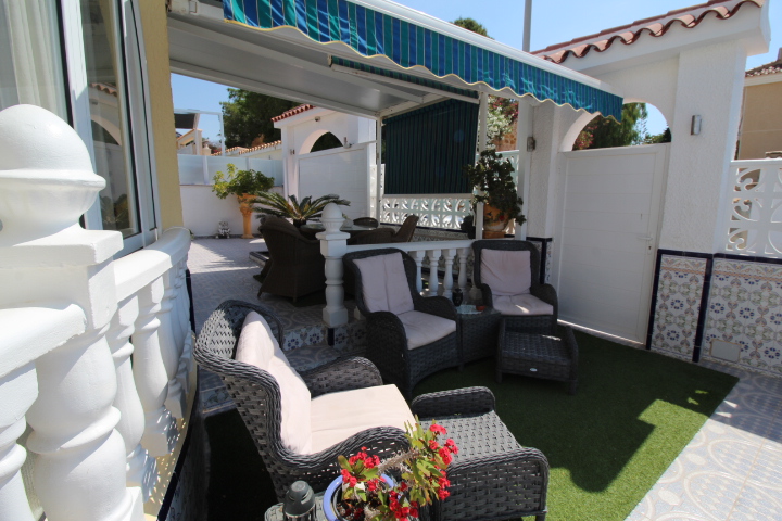 Chalet independiente en Villamartin-El Presidente con piscina privada, apartamento independiente y aparcamiento privado.