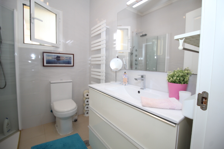Chalet independiente en Villamartin-El Presidente con piscina privada, apartamento independiente y aparcamiento privado.