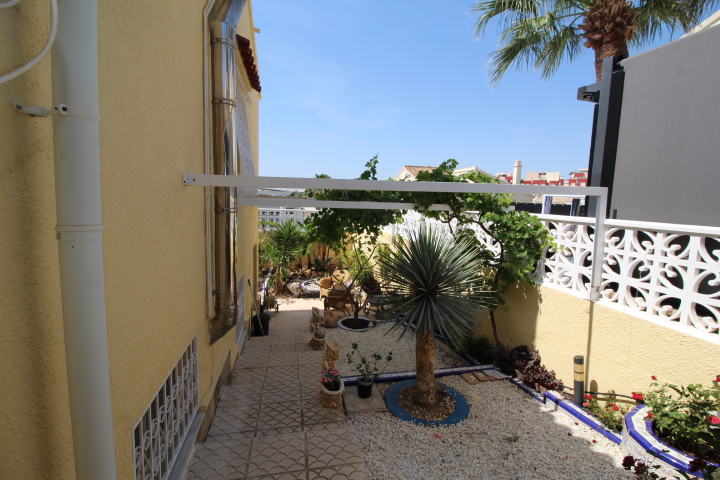 Chalet independiente en Villamartin-El Presidente con piscina privada, apartamento independiente y aparcamiento privado.