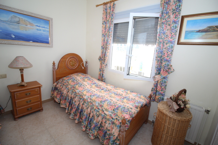 Chalet independiente en Villamartin-El Presidente con piscina privada, apartamento independiente y aparcamiento privado.