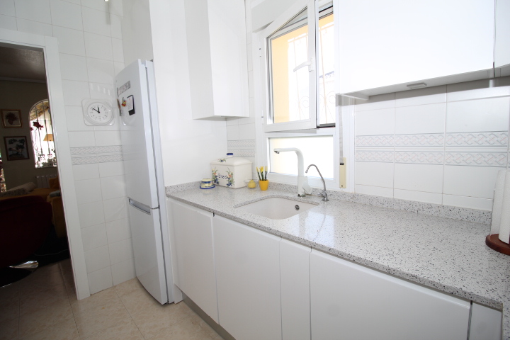 Chalet independiente en Villamartin-El Presidente con piscina privada, apartamento independiente y aparcamiento privado.