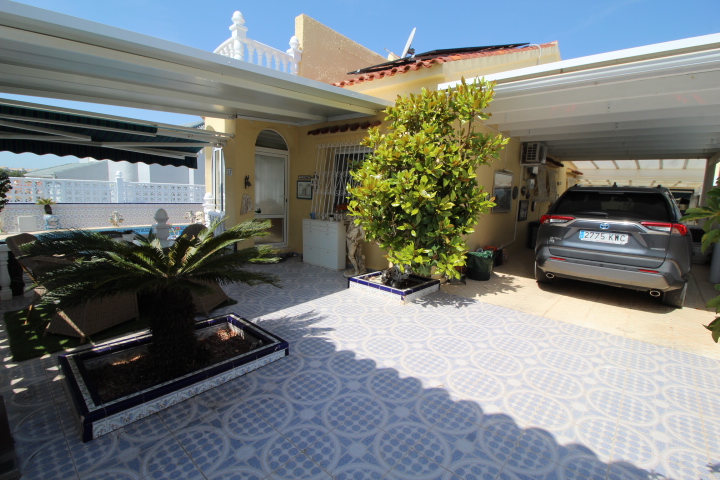 Chalet independiente en Villamartin-El Presidente con piscina privada, apartamento independiente y aparcamiento privado.