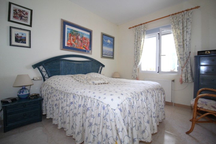 Chalet independiente en Villamartin-El Presidente con piscina privada, apartamento independiente y aparcamiento privado.