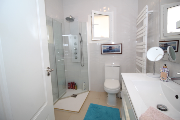 Chalet independiente en Villamartin-El Presidente con piscina privada, apartamento independiente y aparcamiento privado.