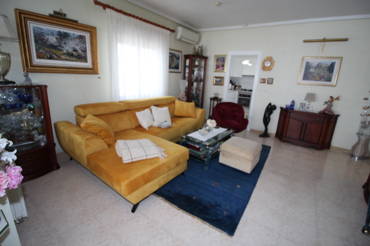 Chalet independiente en Villamartin-El Presidente con piscina privada, apartamento independiente y aparcamiento privado.
