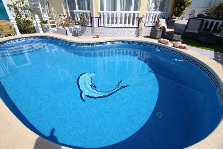 Chalet independiente en Villamartin-El Presidente con piscina privada, apartamento independiente y aparcamiento privado.