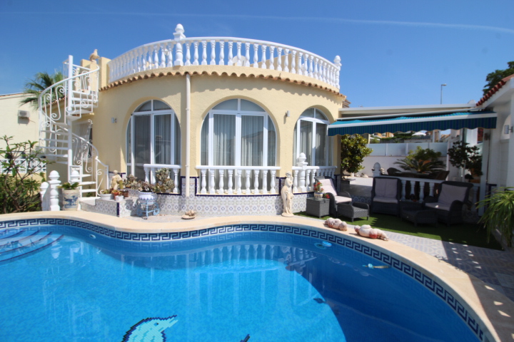 Chalet independiente en Villamartin-El Presidente con piscina privada, apartamento independiente y aparcamiento privado.