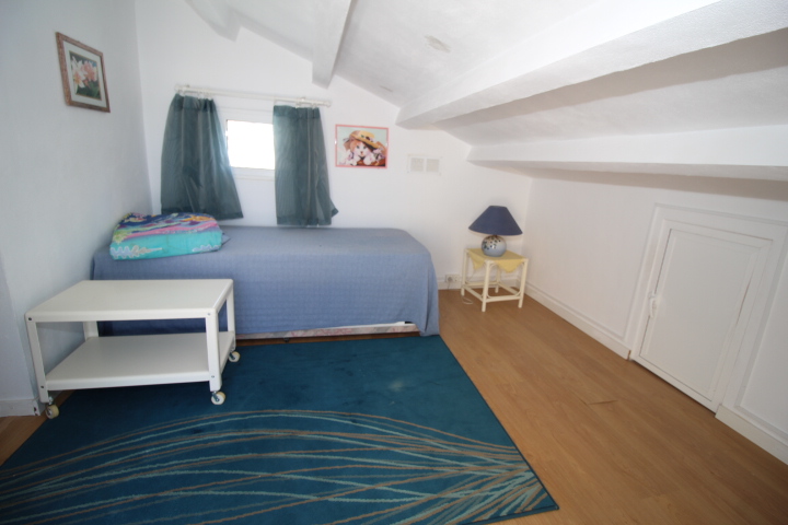 Chalet independiente en Villamartin-El Presidente con piscina privada, apartamento independiente y aparcamiento privado.
